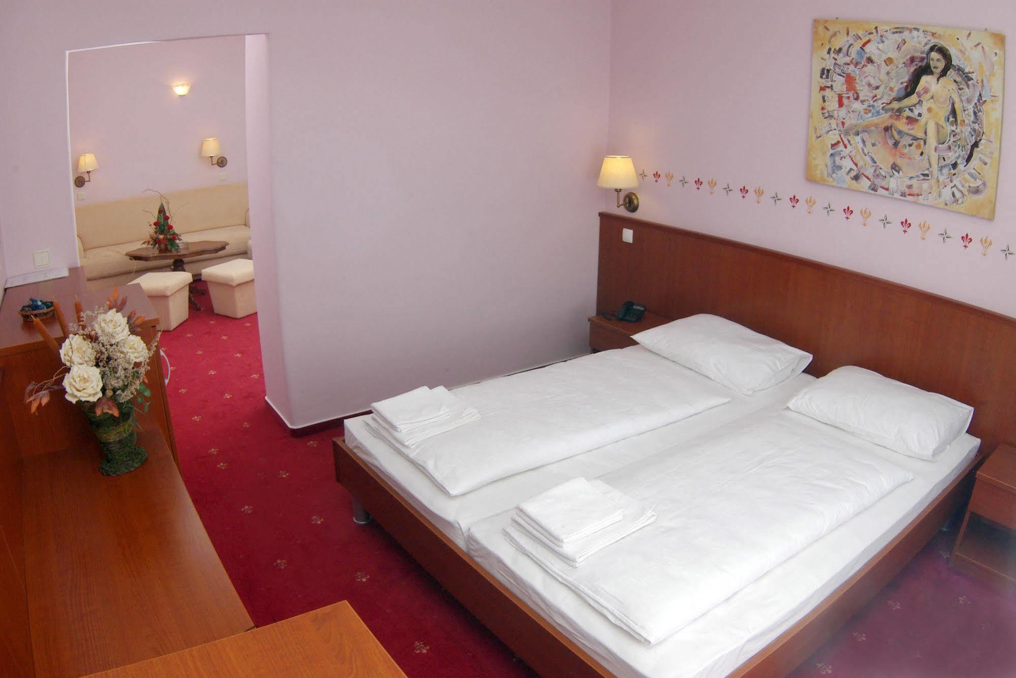 Hotel Risnjak Делнице Екстериор снимка
