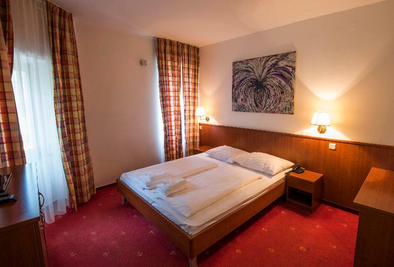 Hotel Risnjak Делнице Екстериор снимка